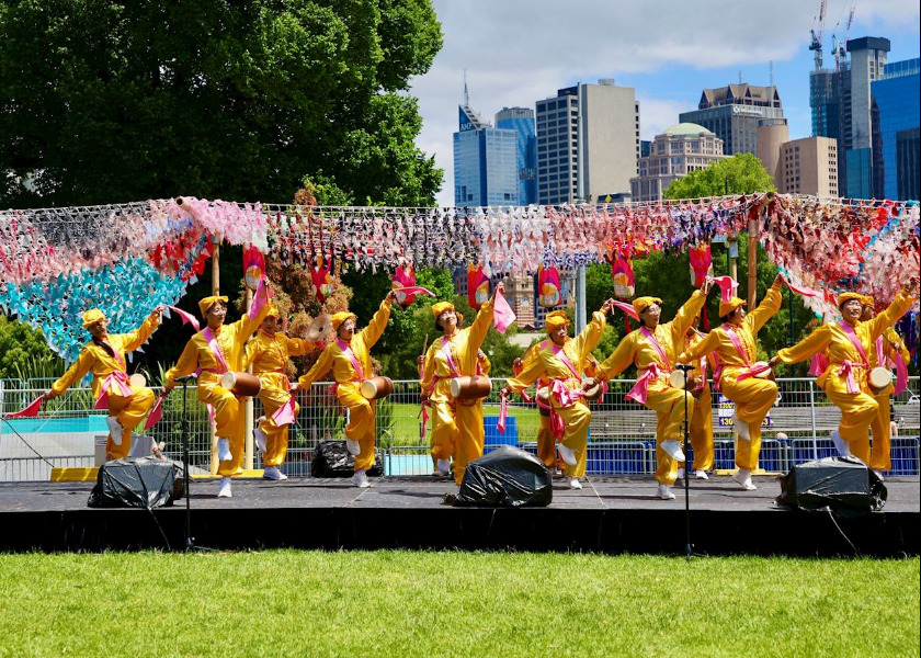 Image for article Australia: Gruppo della Falun Dafa si esibisce al Festival del cibo di strada asiatico di Melbourne