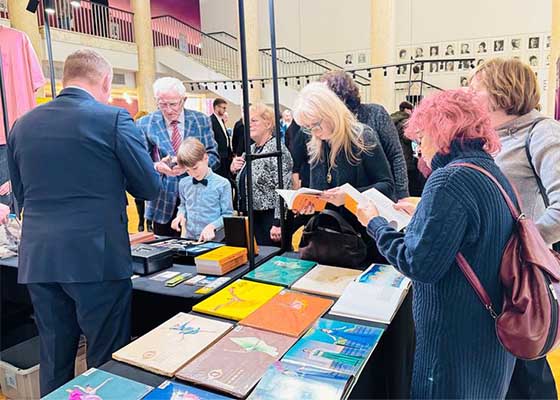 Image for article Łódź, Polonia: Un folto pubblico acquista lo Zhuan Falun durante gli spettacoli sold-out di Shen Yun