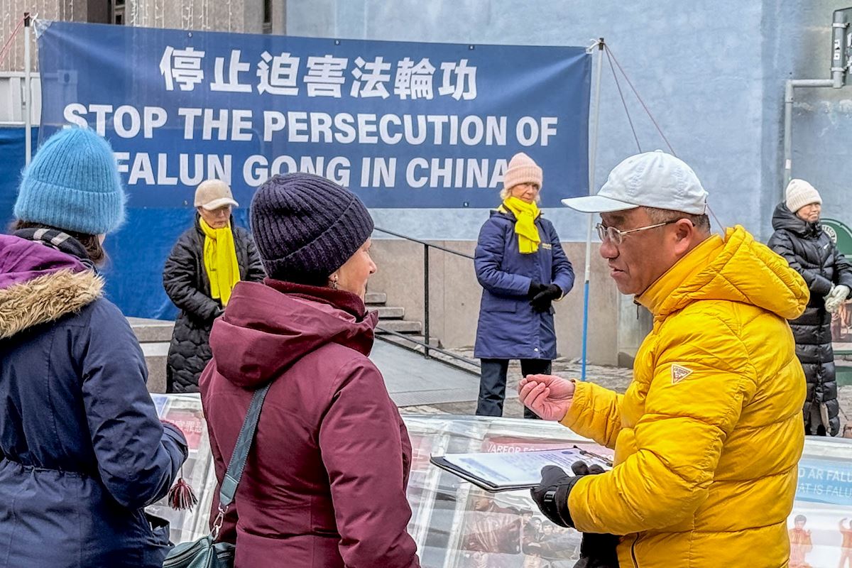 Image for article Stoccolma: I praticanti presentano la Falun Dafa durante le festività natalizie