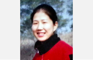 Image for article Liaoning: Assistente di marito e padre invalidi condannata a un anno e mezzo per la sua fede nel Falun Gong