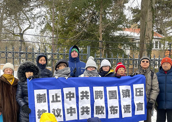 Image for article Danimarca: I praticanti della Falun Dafa protestano contro l'attacco dell'ambasciata cinese alla Shen Yun Performing Arts