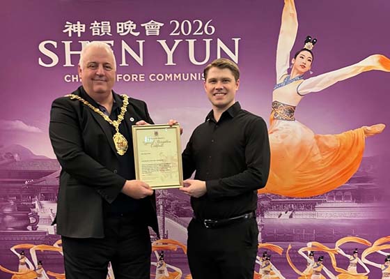 Image for article Il sindaco di Stoke-on-Trent ha consegnato un attestato di riconoscimento a Shen Yun Performing Arts