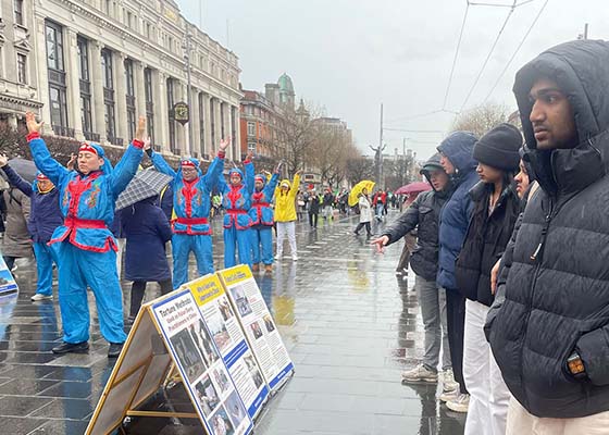 Image for article Irlanda: La gente scopre la Falun Dafa a un evento a Dublino
