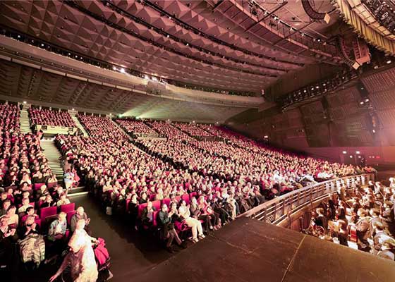 Image for article Gli spettatori europei e americani apprezzano Shen Yun: “Lo spettacolo riscalda il cuore del pubblico”