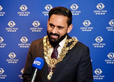 Image for article Regno Unito: I sindaci impressionati dall'alto livello artistico di Shen Yun