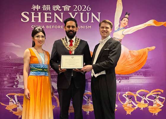 Image for article Il sindaco di High Wycombe consegna un attestato di riconoscimento a Shen Yun Performing Arts