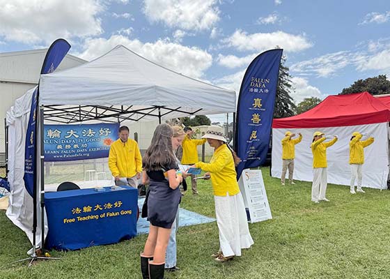 Image for article La gente scopre la Falun Dafa al Kumeu Show in Nuova Zelanda