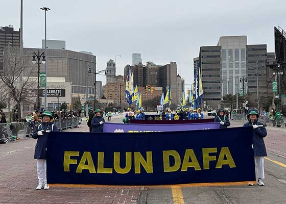 Image for article Detroit, USA: La gente ha elogiato i valori fondamentali della Falun Dafa di Verità, Compassione e Tolleranza durante la parata di San Patrizio