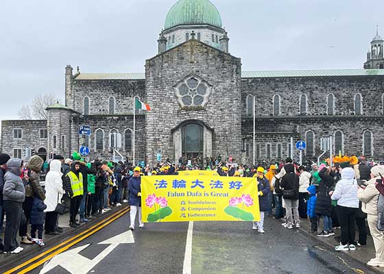 Image for article Irlanda: I partecipanti alla parata di San Patrizio a Galway condividono i principi guida della Falun Dafa