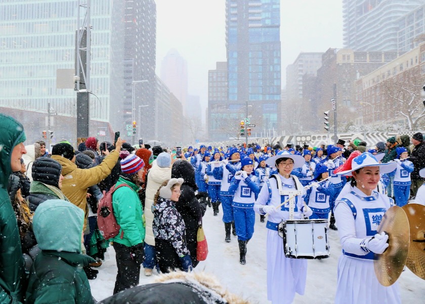 Image for article Montreal, Canada: La Tian Guo Marching Band ha ispirato il pubblico alla parata di San Patrizio