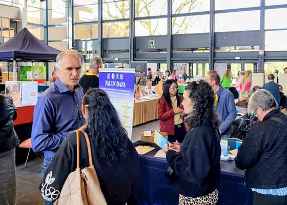 Image for article Presentazione della Falun Dafa alla Fiera “Fioritura spirituale primaverile” in Belgio