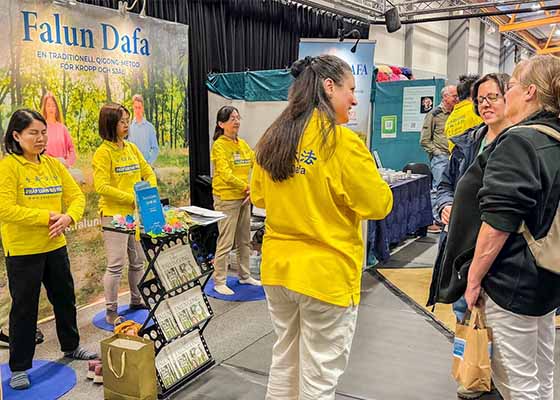 Image for article I partecipanti scoprono la Falun Dafa all'Harmoni Expo in Svezia