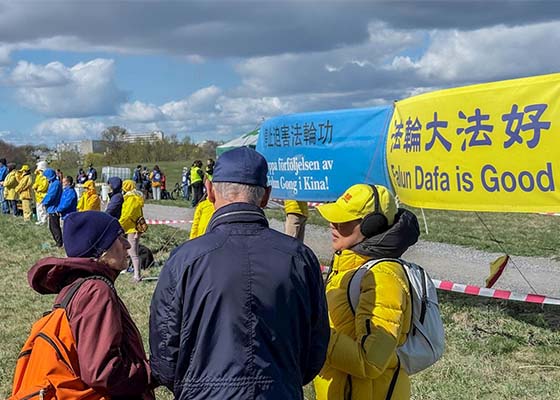 Image for article Manifestazione davanti all'Ambasciata cinese a Stoccolma per commemorare l'Appello del 25 aprile e smascherare le menzogne del PCC