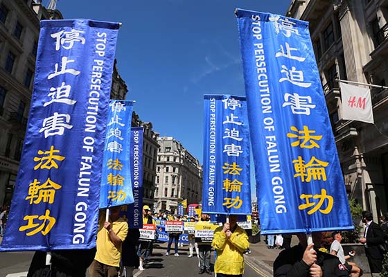 Image for article Londra, Regno Unito: Parata per commemorare il 27° anniversario dell'Appello pacifico a Pechino