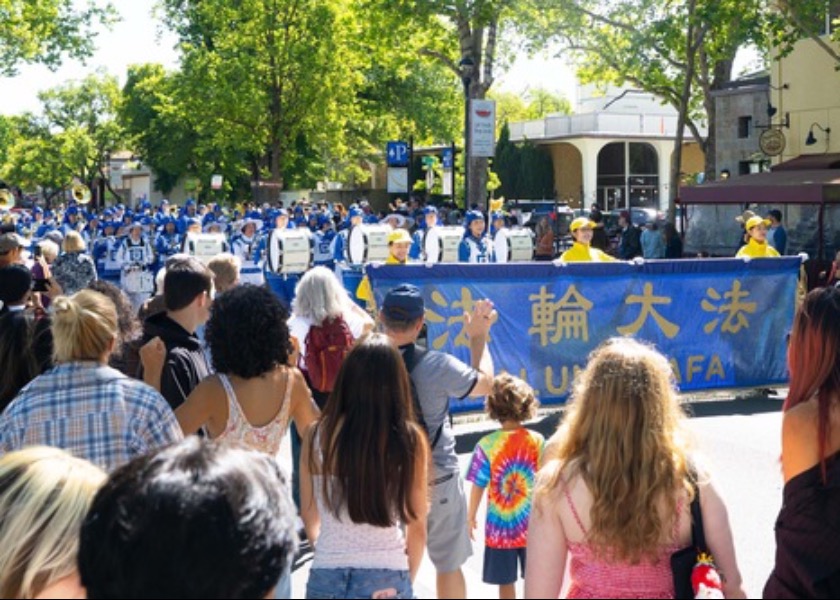 Image for article California: I valori fondamentali della Falun Dafa elogiati durante la parata del Picnic Day dell'Università della California a Davis