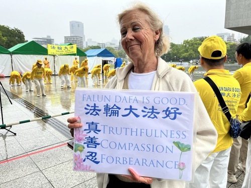 Image for article Giappone: La gente scopre la Falun Dafa durante il Festival dei Fiori di Hiroshima