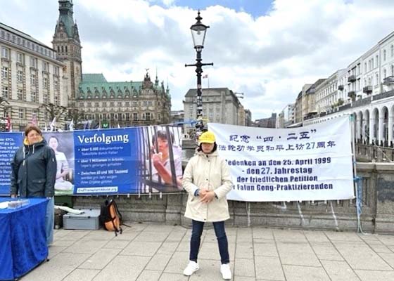 Image for article Amburgo, Germania: Il pubblico apprezza i principi guida della Falun Dafa in occasione dell’evento per commemorare l’appello del 25 aprile