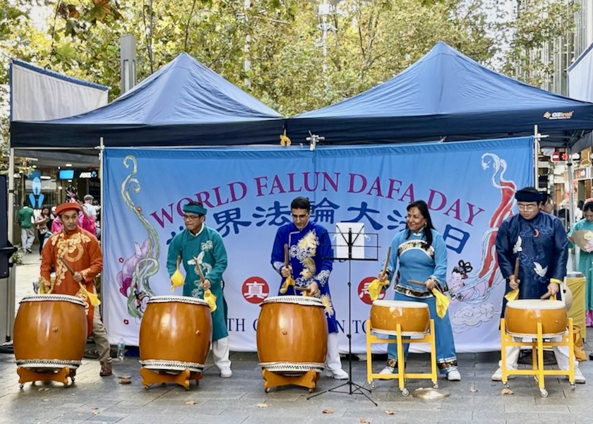 Image for article Perth, Australia: La gente elogia la Falun Dafa durante i festeggiamenti