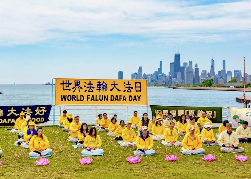 Image for article Chicago: Verità, Compassione e Tolleranza toccano il cuore dei passanti durante la celebrazione della Giornata della Falun Dafa