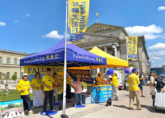 Image for article Germania: Il pubblico rimane colpito dall'evento per la Giornata mondiale della Falun Dafa a Monaco di Baviera
