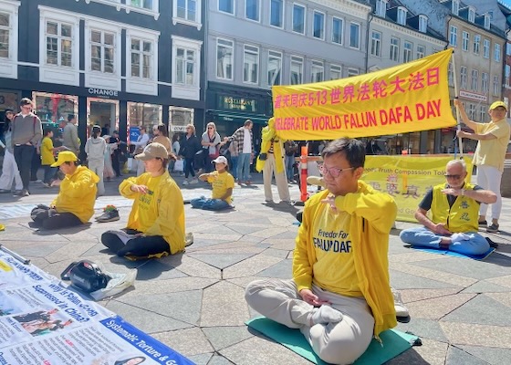 Image for article Copenaghen, Danimarca: Celebrazione della Giornata mondiale della Falun Dafa ad Amagertorv