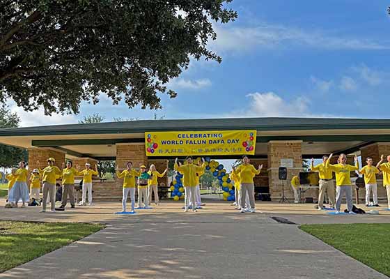 Image for article Praticanti nuovi e veterani della Falun Dafa ringraziano il Maestro Li in occasione della celebrazione della Giornata mondiale della Falun Dafa a Dallas