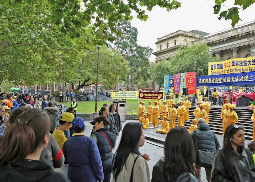 Image for article Melbourne, Australia: Le persone rendono omaggio ai principi di Verità, Compassione e Tolleranza, durante le celebrazioni per la Giornata Mondiale della Falun Dafa