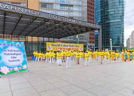 Image for article Berlino: Studenti cinesi scoprono il Falun Gong durante la celebrazione della Giornata mondiale della Falun Dafa