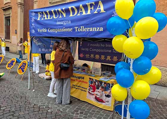 Image for article Italia: Celebrazione della Giornata mondiale della Falun Dafa in Piazza della Pioggia a Bologna