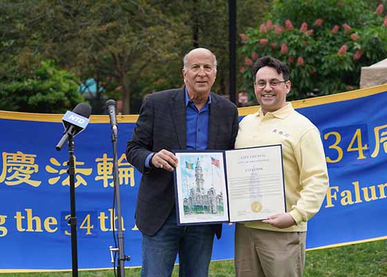 Image for article Filadelfia: Un consigliere comunale impara gli esercizi durante la celebrazione della Giornata Mondiale della Falun Dafa