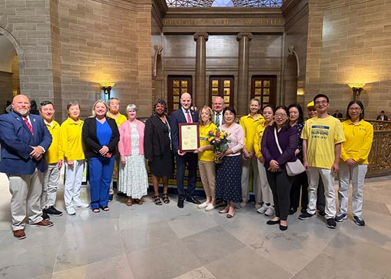 Image for article Missouri, Stati Uniti: I praticanti celebrano la Giornata Mondiale della Falun Dafa presso il Campidoglio dello Stato