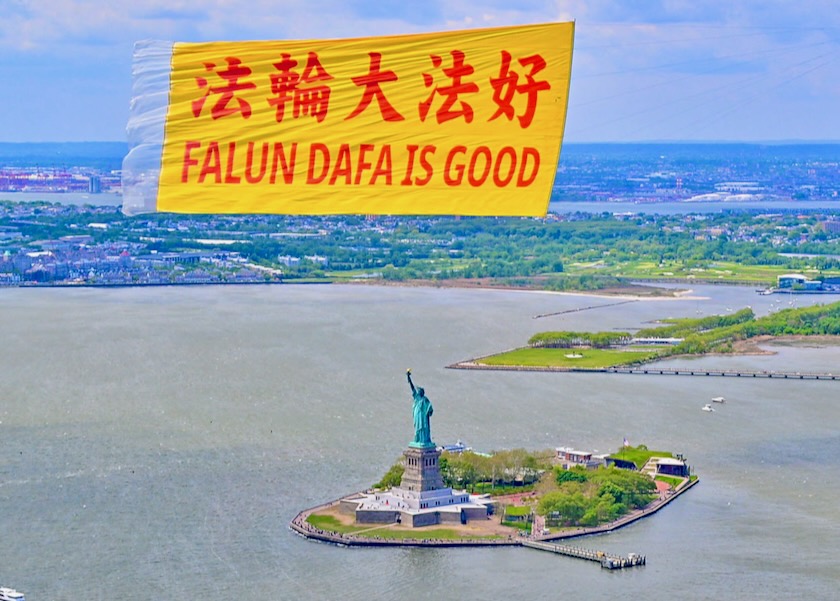 Image for article Lo striscione “La Falun Dafa è buona” sventola su Manhattan