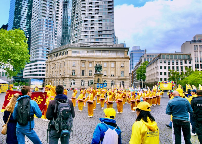 Image for article Germania: La celebrazione della Giornata Mondiale della Falun Dafa a Francoforte attira l'attenzione dei passanti