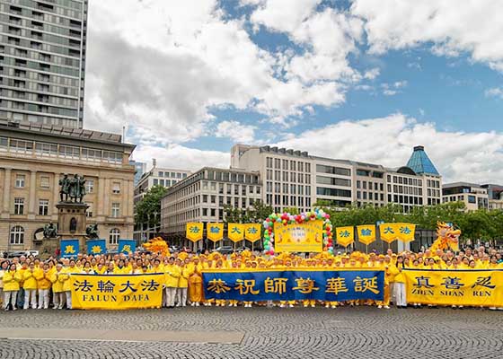 Image for article Francoforte, Germania: I membri del Parlamento regionale si congratulano per la celebrazione della Giornata Mondiale della Falun Dafa