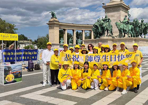 Image for article Praticanti ungheresi celebrano la Giornata Mondiale della Falun Dafa in Piazza degli Eroi