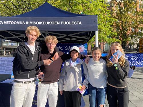 Image for article Finlandia: La Falun Dafa accolta calorosamente al World Village Festival