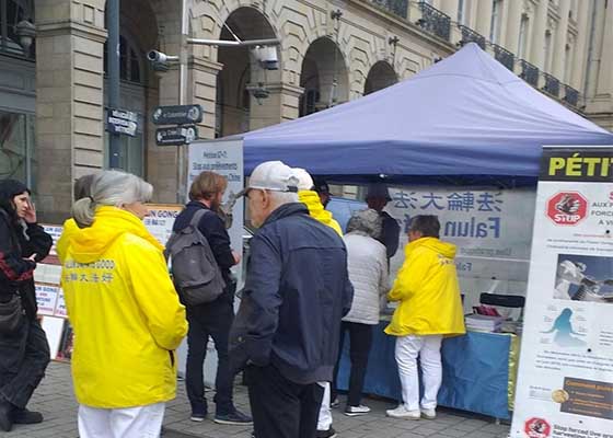 Image for article Rennes, Francia: In occasione della Giornata del Falun Dafa, la gente firma petizioni per porre fine alle violenze del PCC