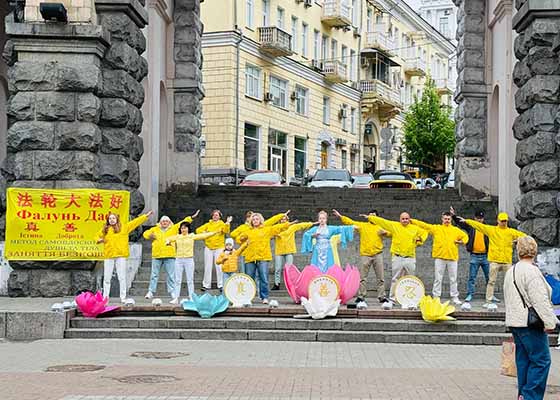 Image for article I praticanti ucraini celebrano la Giornata Mondiale della Falun Dafa a Kiev