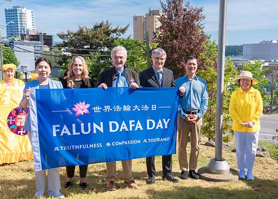 Image for article Canada: Per il quarto anno consecutivo ha sventolato la bandiera della Giornata mondiale della Falun Dafa nella città di Nanaimo