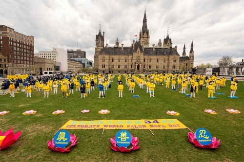 Image for article Ottawa, Canada: La gente scopre la Falun Dafa durante l’evento sulla Collina del Parlamento canadese, in occasione della Giornata Mondiale della Falun Dafa
