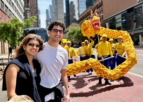 Image for article I turisti hanno lodato i valori universali della Falun Dafa durante la grande parata a Manhattan