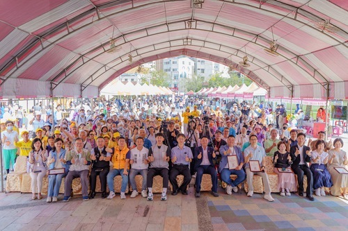 Image for article Tainan, Taiwan: Funzionari governativi ringraziano la Falun Dafa, durante le celebrazioni della Giornata mondiale della Falun Dafa nel sud-ovest di Taiwan