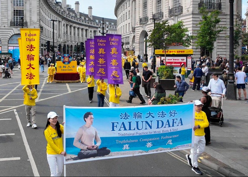 Image for article Londra, Regno Unito: Una grande parata e una manifestazione per celebrare la Giornata mondiale della Falun Dafa