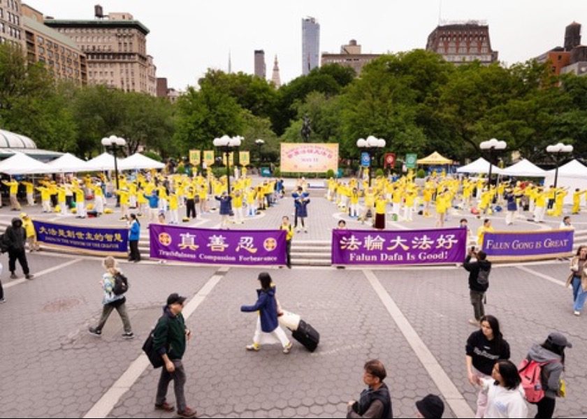 Image for article New York, Stati Uniti: I passanti percepiscono l’energia gioiosa durante le celebrazioni per la Giornata Mondiale della Falun Dafa