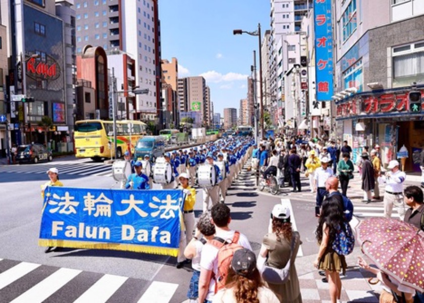 Image for article Tokyo, Giappone: I turisti lodano i principi della Falun Dafa, durante le celebrazioni per la Giornata Mondiale della Falun Dafa