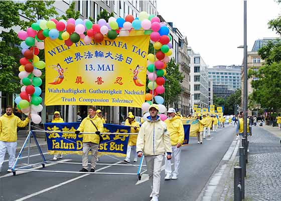 Image for article Elogi per la Falun Dafa durante la celebrazione della Giornata Mondiale della Falun Dafa a Francoforte, Germania
