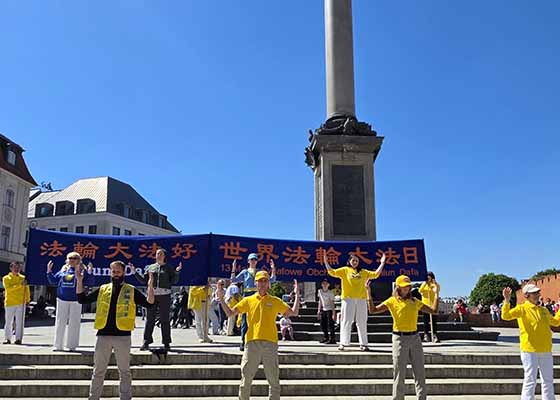 Image for article Varsavia: Gratitudine da parte dei visitatori cinesi in occasione delle celebrazioni per la Giornata mondiale del Falun Dafa
