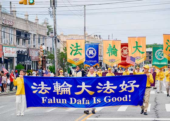 Image for article New York: I cinesi sono orgogliosi di vedere i praticanti della Falun Dafa alla parata del 