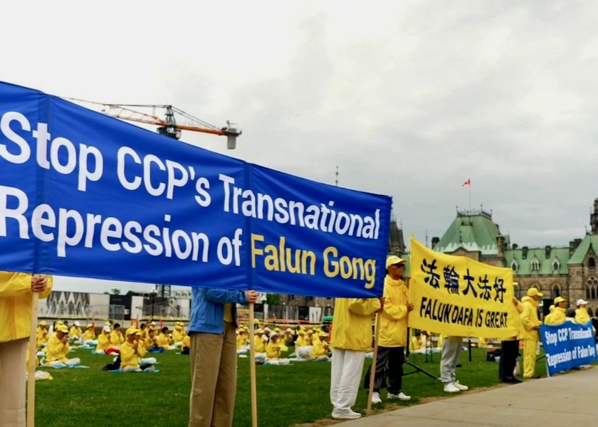 Image for article Canada: I praticanti della Falun Dafa organizzano una conferenza stampa a Parliament Hill durante la visita del Ministro degli Esteri cinese