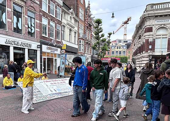 Image for article Paesi Bassi: La gente offre incoraggiamento durante l'evento informativo a Haarlem